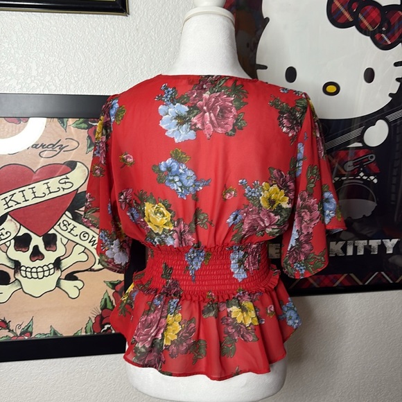 Red Floral Cropped Flowy Short Sleeve Top - Picture 2 of 6
